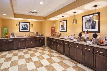 Hampton Inn & Suites Milwaukee/Franklin - image 4