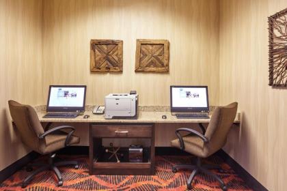 Hampton Inn & Suites Milwaukee/Franklin - image 5