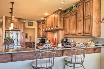 Upscale Mountain Home with View 10 Mi to Dwtn! - image 11