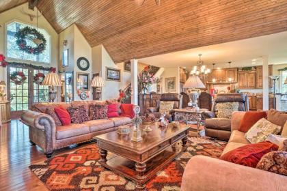 Upscale Mountain Home with View 10 Mi to Dwtn! - image 9