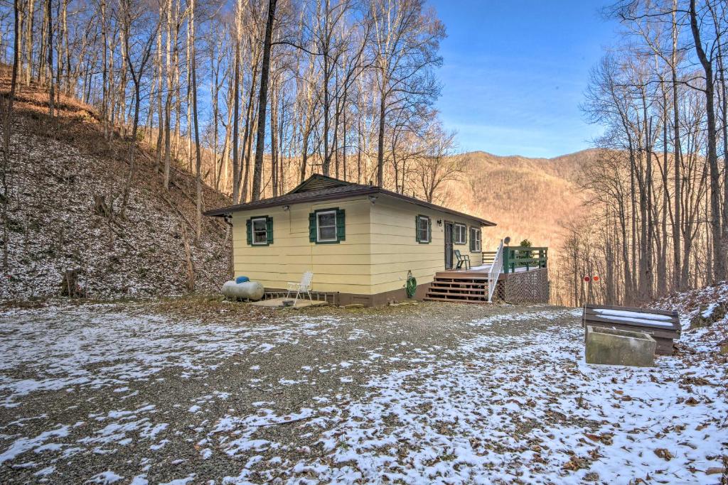 Nantahala Mountain Cabin about 1 Mile to Hiking! - main image