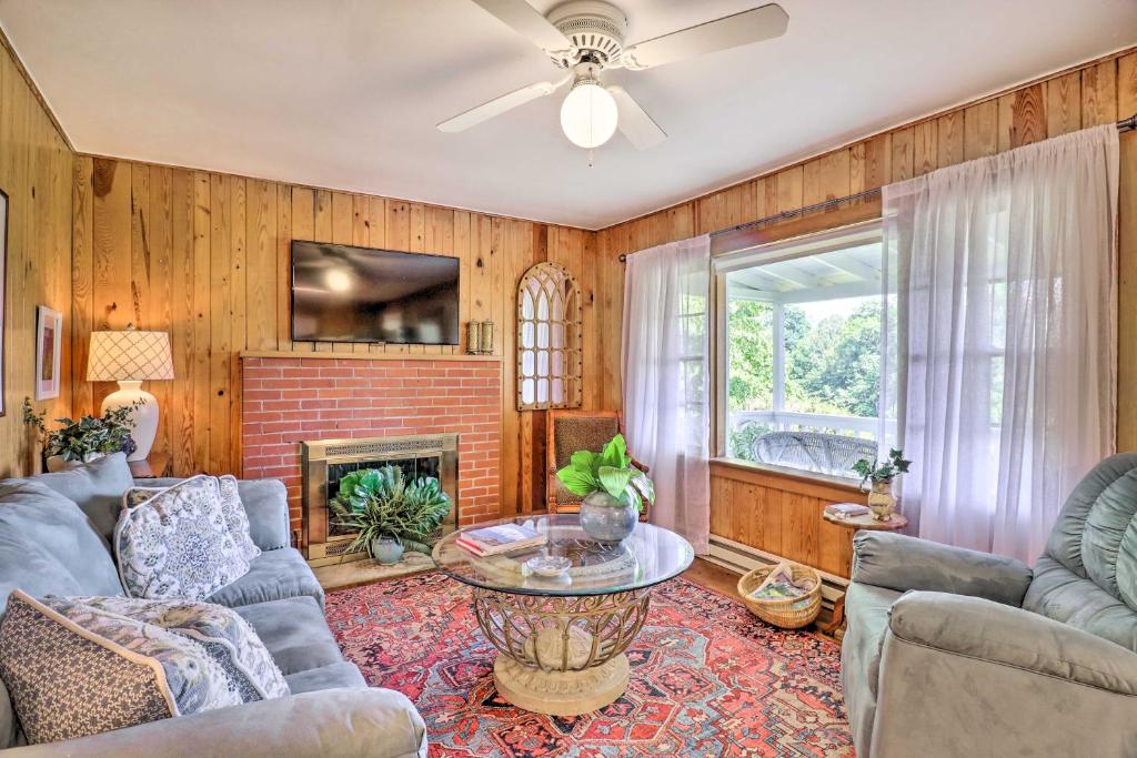 Charming Franklin Cottage with Golf Course View - image 3