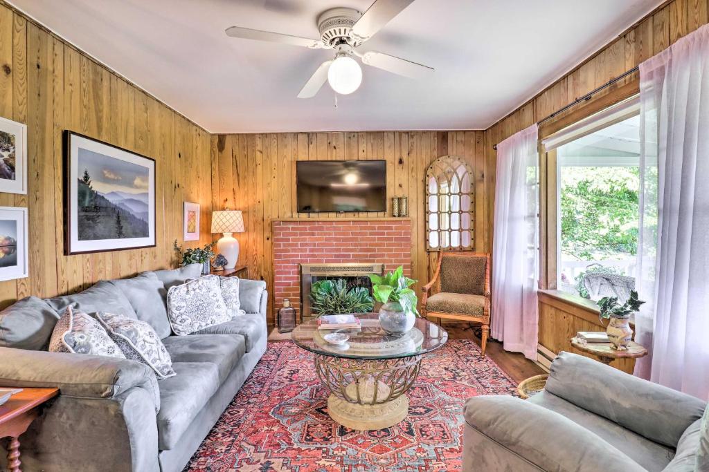 Charming Franklin Cottage with Golf Course View - image 5