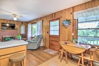 Charming Franklin Cottage with Golf Course View - image 9