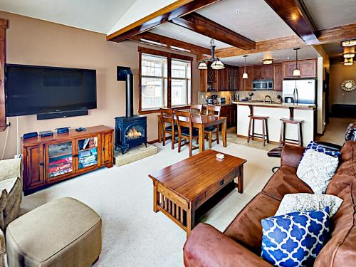 New Listing! Mountain Haven On Ski Shuttle Route Townhouse - main image