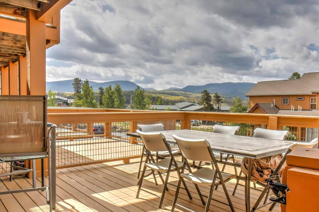 Fraser Townhome near Winter Park with Balcony and Views - main image