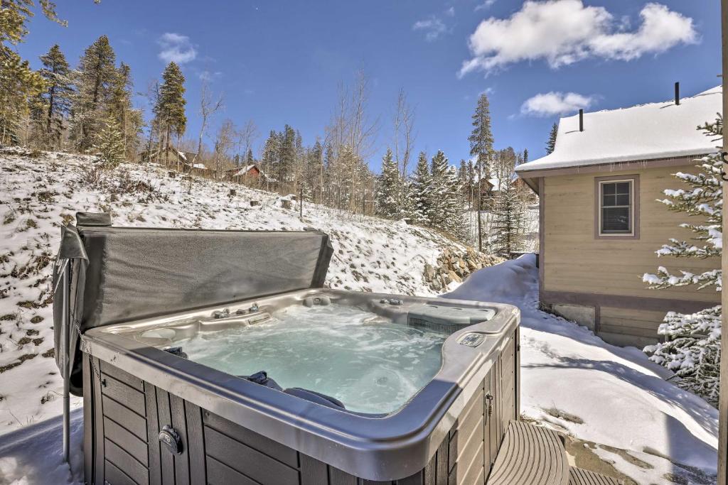 Cozy Fraser Cabin with Hot Tub and Mountain Views - image 2