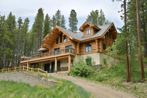 Mountain View Luxury Log Home Hot Tub & Great Views - FREE Activities & Equipment Rentals Daily - main image