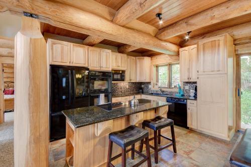 Mountain View Luxury Log Home Hot Tub & Great Views - FREE Activities & Equipment Rentals Daily - image 4