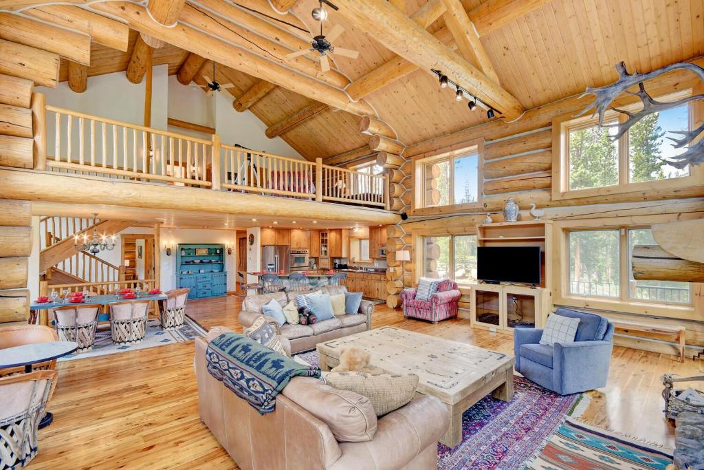 Ranch Creek Luxury Log Home Hot Tub & Great Views - FREE Activities & Equipment Rentals Daily - image 2