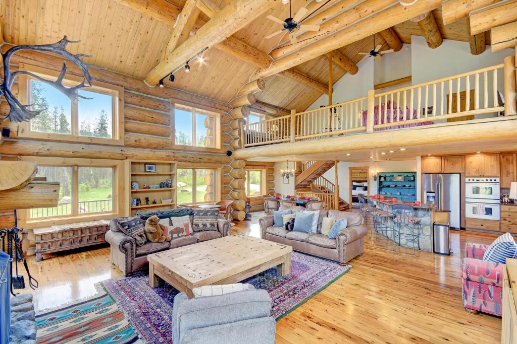 Ranch Creek Luxury Log Home Hot Tub & Great Views - FREE Activities & Equipment Rentals Daily - image 4