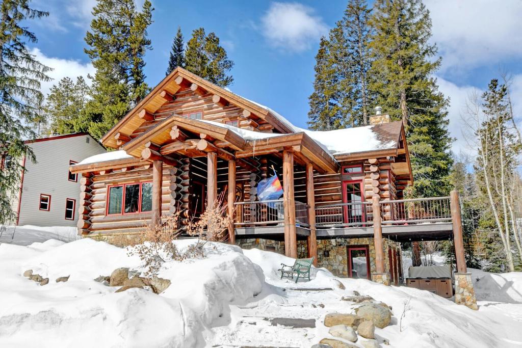 Downtown Luxury Log Lodge With Hot Tub & Great Views - FREE Activities & Equipment Rentals Daily - main image