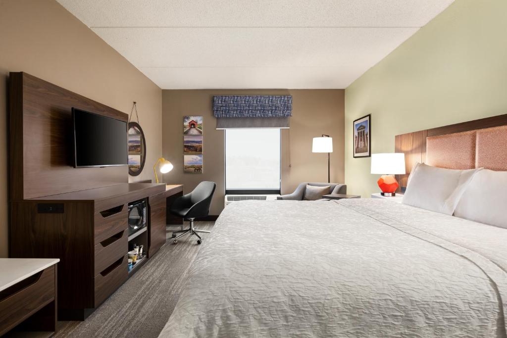 Hampton Inn & Suites Frederick/Fort Detrick - image 2