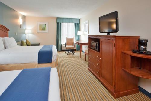 Holiday Inn Express Hotel & Suites Fredericksburg an IHG Hotel - image 5