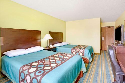 Super 8 by Wyndham Fredericksburg/Central Plz Area - image 3