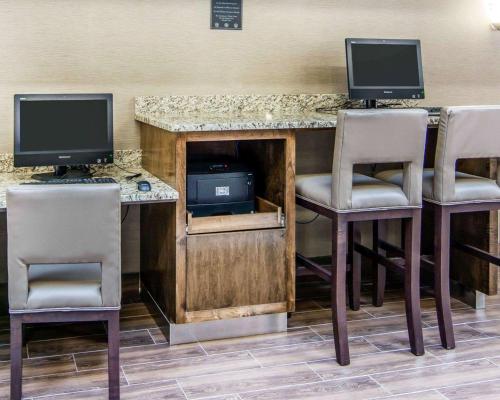 Comfort Suites Fredericksburg South - image 3