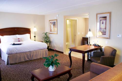 Hampton Inn and Suites Fredericksburg - image 4