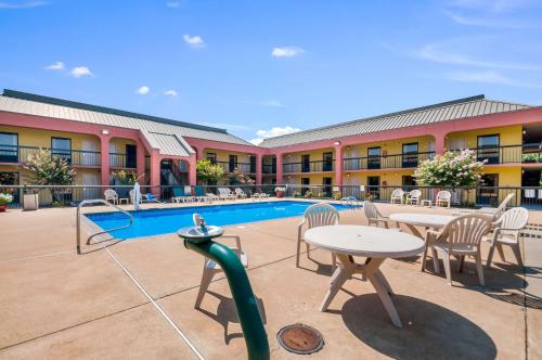 Quality Inn Fredericksburg-Central Park Area - image 4