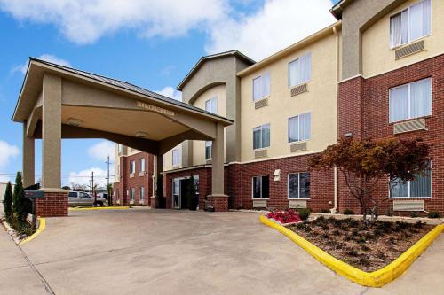 Comfort Inn and Suites Fredericksburg - main image