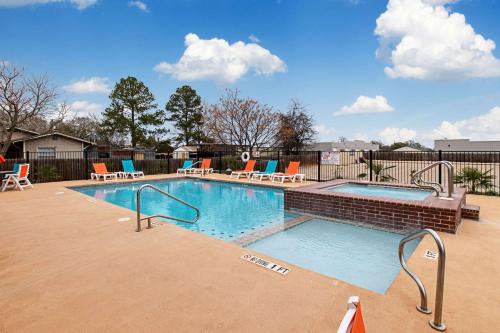 Comfort Inn and Suites Fredericksburg - image 5