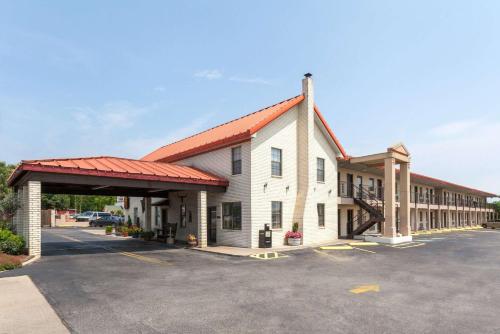 Super 8 by Wyndham Fredericksburg - main image