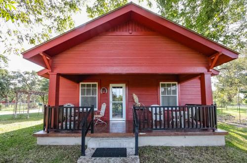 August Schmidt Fredericksburg Cottage with Hot Tub - main image