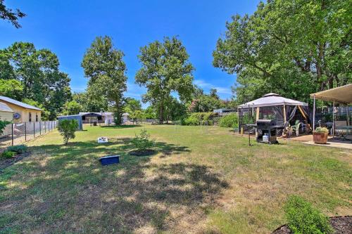 Fredericksburg Home - 8 Blocks to Main St and Wineries - main image