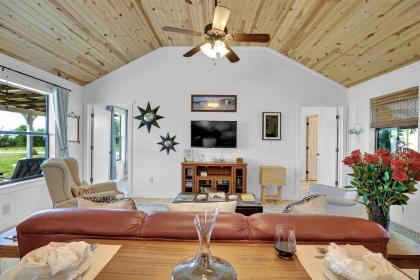 Luxurious Cottage on 3-Acre's in Fred Wine Country - image 1