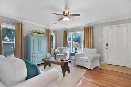 Charming Home Just 4 Blks from Main St - image 9