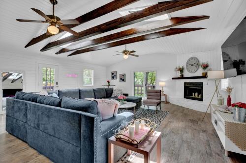 New! Charming Pink Haus 1 Mile to Main St with Firepit! - image 2