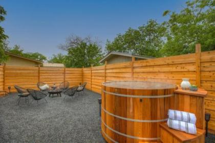 Gorgeous modern Home with Cedar Barrel Hot tub and Fire Pit Fredericksburg Texas