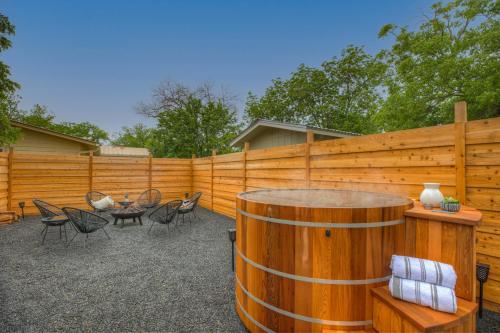 Gorgeous Modern Home with Cedar Barrel Hot Tub and Fire Pit - main image