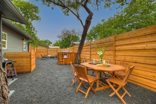 Gorgeous Modern Home with Cedar Barrel Hot Tub and Fire Pit - image 3