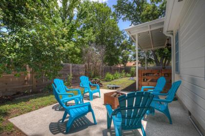 New Gorgeous Home Near main St with Firepit and Grill Texas