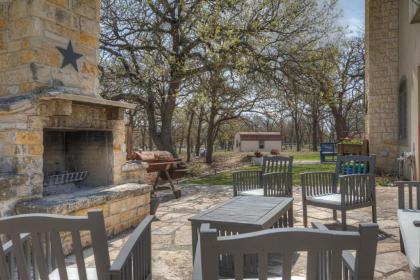 New Hill Country Dream House with pool Table and Firepit and GameShed - image 8