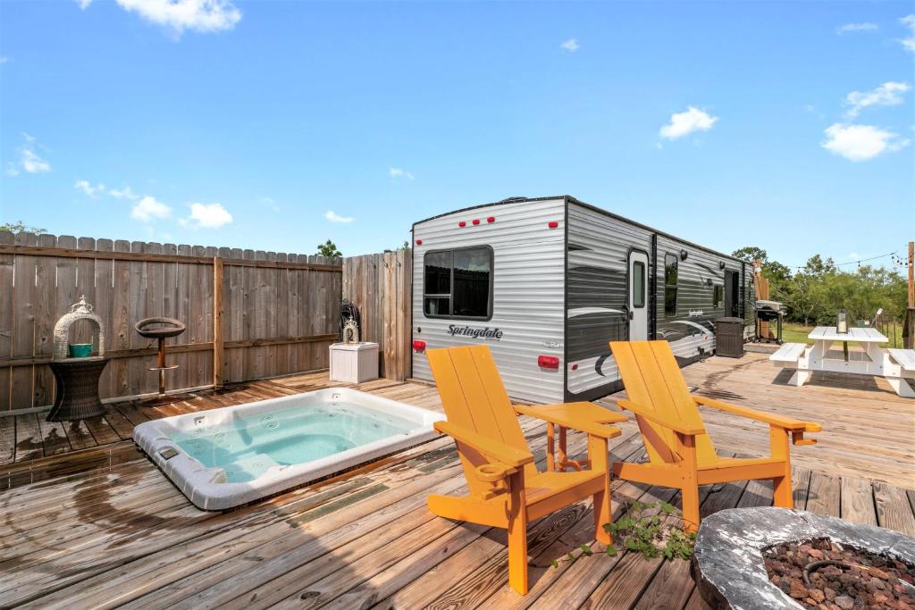 Stunning Luxury Travel Trailer Home with Hot Tub and Grill - image 3