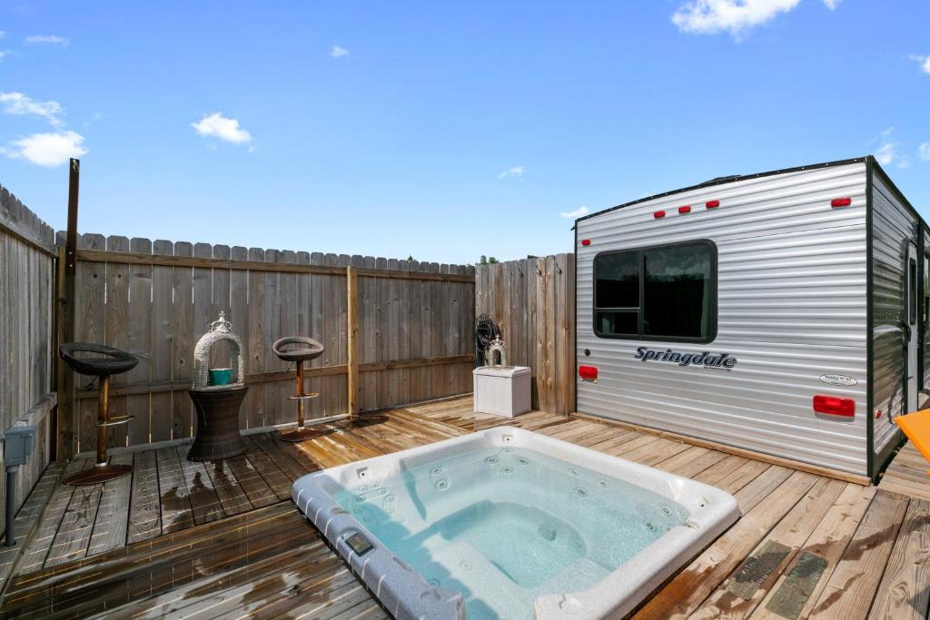 Stunning Luxury Travel Trailer Home with Hot Tub and Grill - image 4