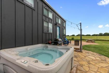 NEW Luxury Tiny Home with Hot Tub and Grill - image 5