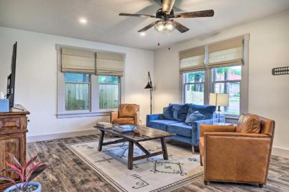 Chic Fredericksburg Abode Near Main Street! - image 7