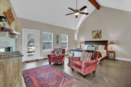 Luxury Cottage with Views Fireplace  Grill Fredericksburg