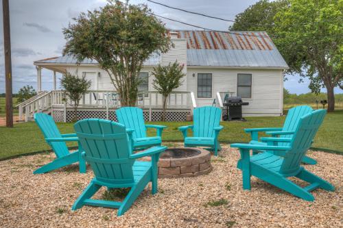 Gorgeous Home on Wine Trail with Fire Pit - image 5