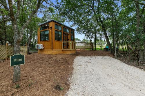 New Chic and Peaceful Tiny Home with FirePit - image 2