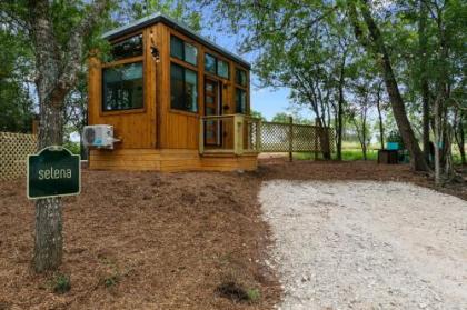 New Chic and Peaceful Tiny Home with FirePit - image 3