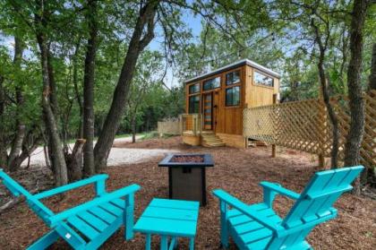 New Chic and Peaceful Tiny Home with FirePit - image 4