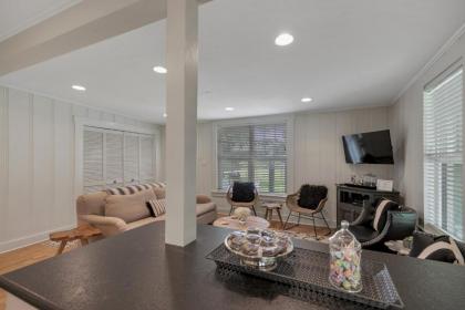 Gorgeous Home 2 Blks from Main St with Hottub and Firepit - image 3