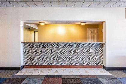 Econo Lodge - image 15