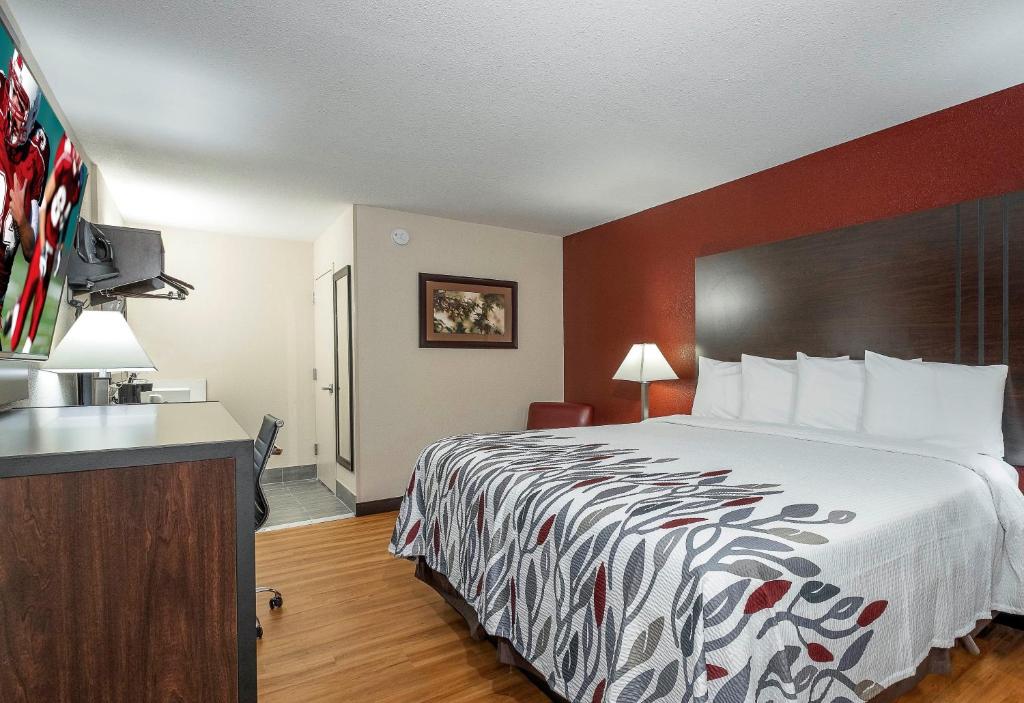 Red Roof Inn Freehold - image 6