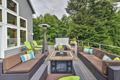 Gorgeous Whidbey Island Oasis with Deck and Hot tub