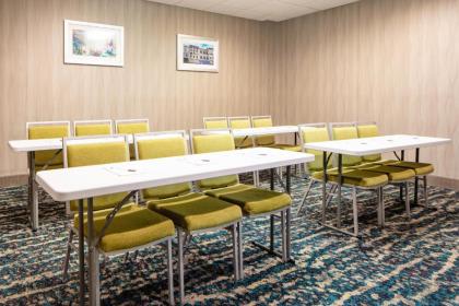 Hampton Inn Freeport - image 12