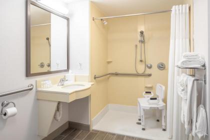 Hampton Inn Freeport - image 14